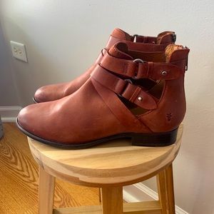 Frye Carly Cut Out Shootie 7.5 M